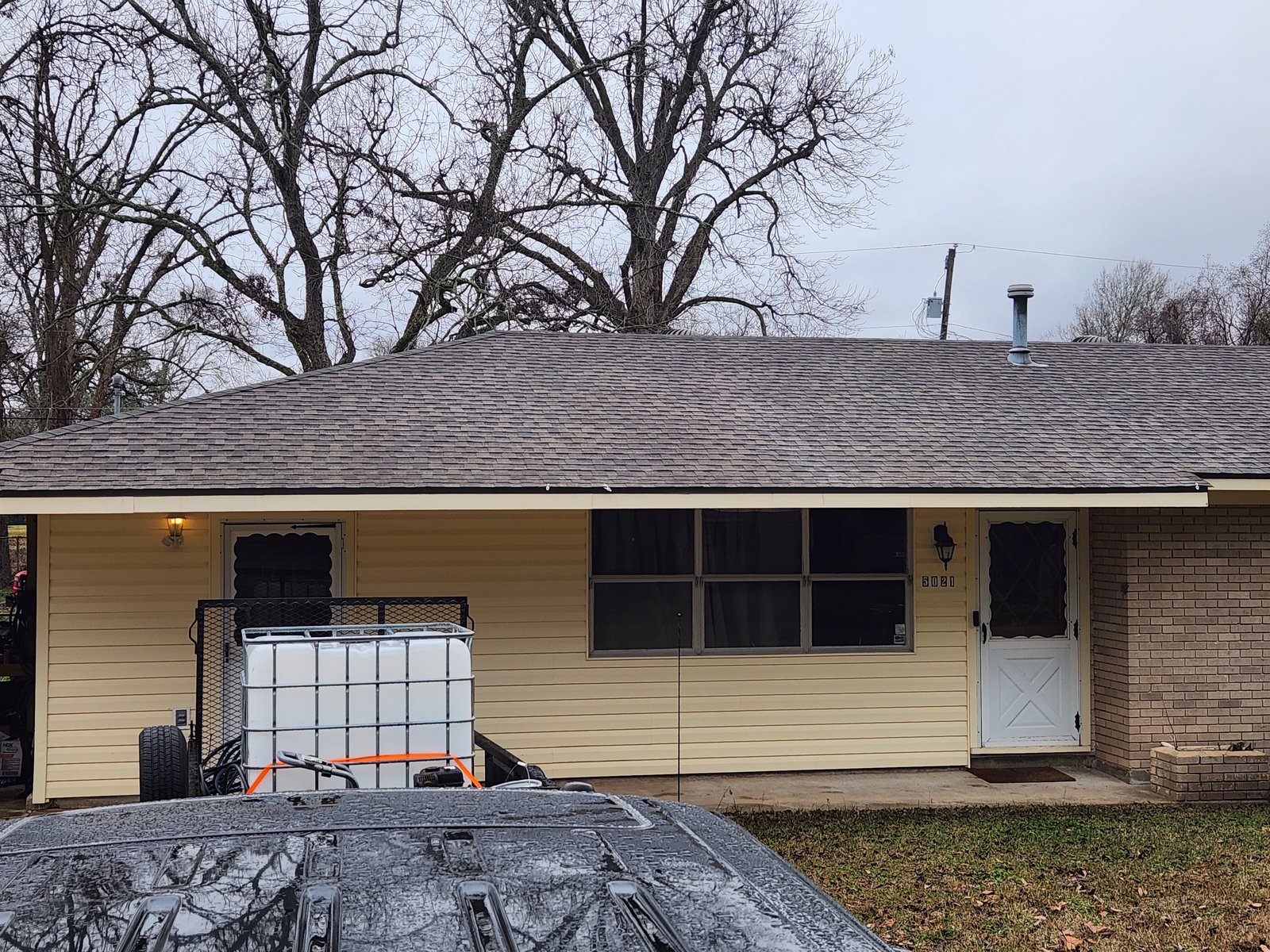 Ranch home with clean roof after soft wash